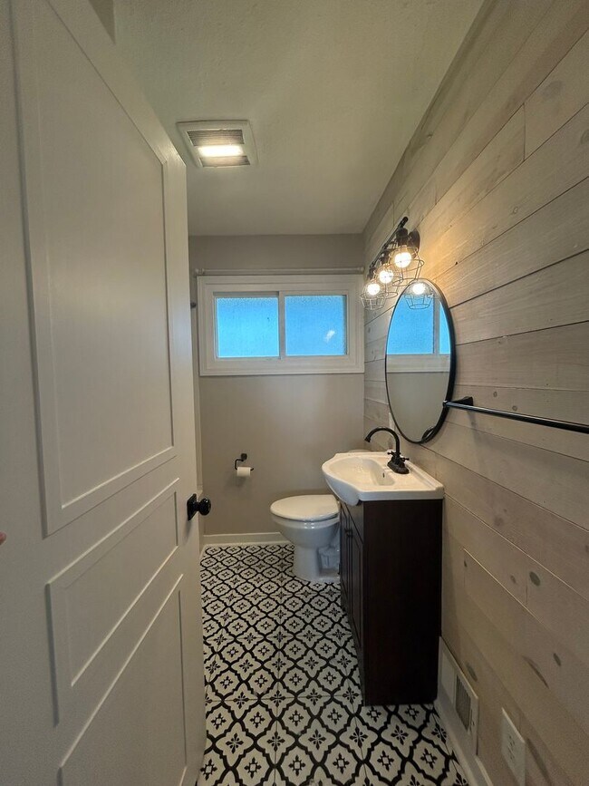 Building Photo - Cambridge City! Updated 3 Bedroom 1 Bathro...