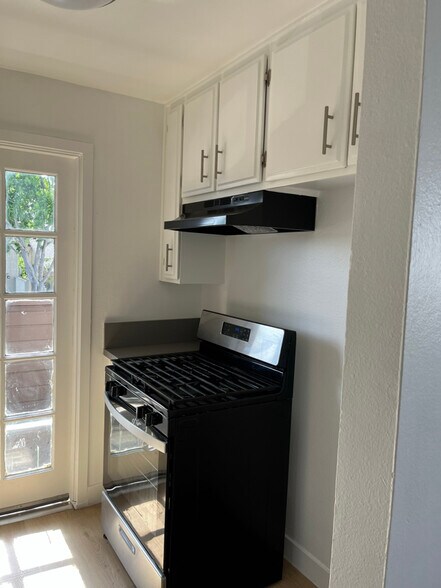 Building Photo - 924 Gaviota Ave