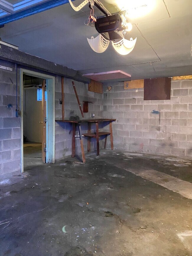 Building Photo - Beautiful 3 bed 1 bath house, over sized driveway, garage and fenced in back yard $1,795  [Move-i...