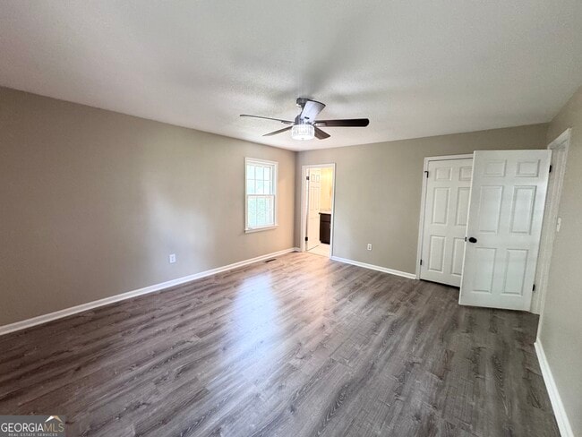 Building Photo - 304 Pinewood Dr