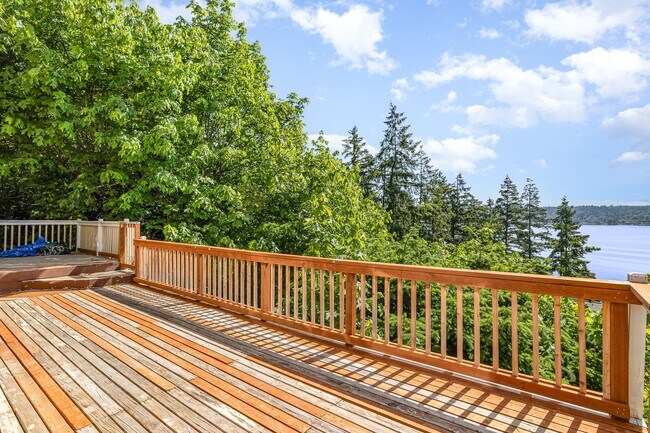 Building Photo - Stunning Lake Sammamish View | 5 Bed, 3 Ba...