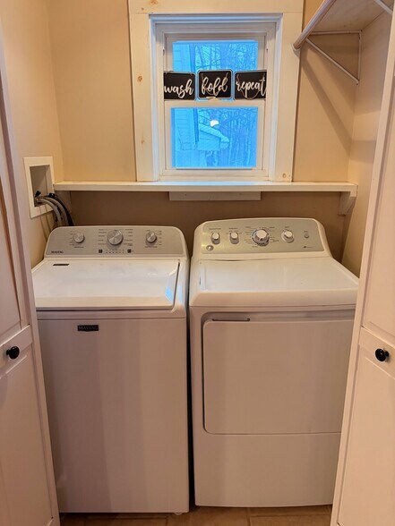 Building Photo - 2644 E Sherman Hollow Rd