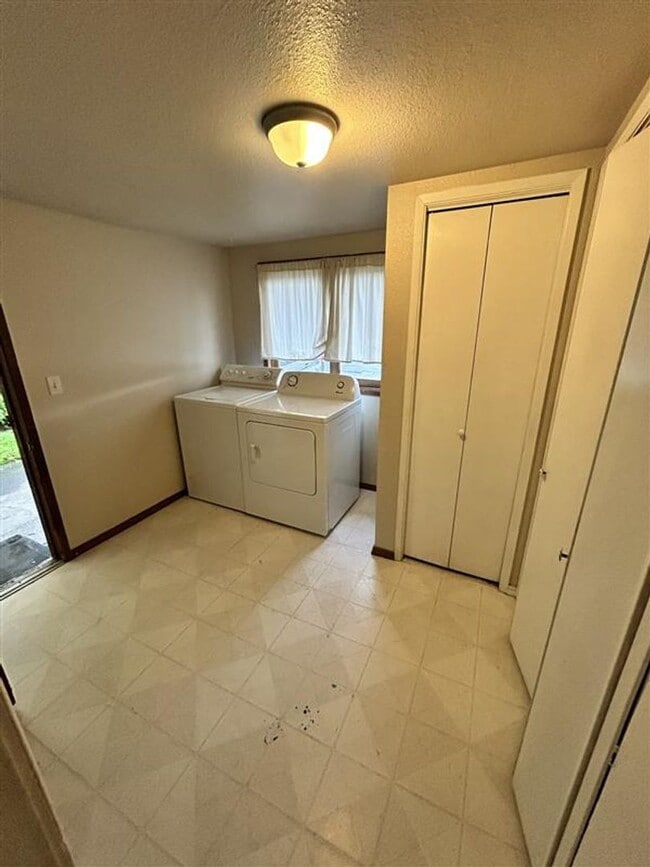 Building Photo - 3 Bedroom, 1 Bathroom House in Lynden
