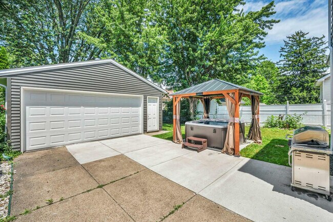 Building Photo - 3544 Tuttle Ave
