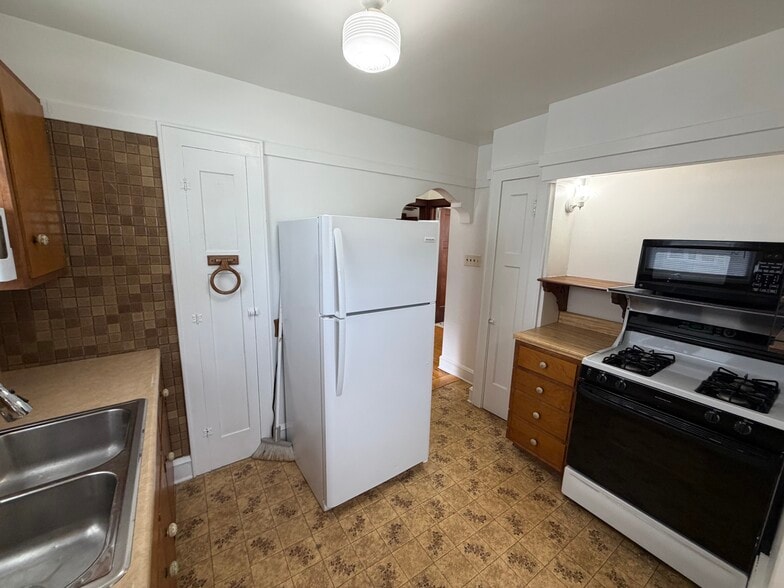 Building Photo - 2176 S 64th St