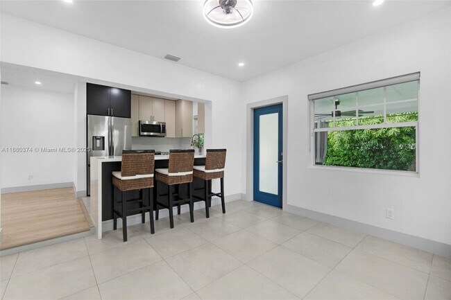 Building Photo - 570 SW 45th Ave