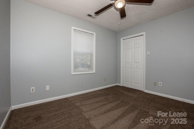Building Photo - 408 Lytton St