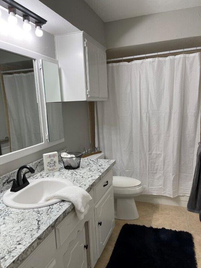 Building Photo - Remodeled , modern and lots of New in Moor...