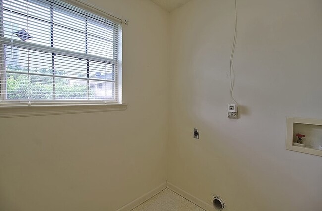 Building Photo - 784 Inwood Dr