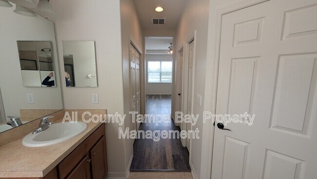 Building Photo - 17449 New Cross Cir