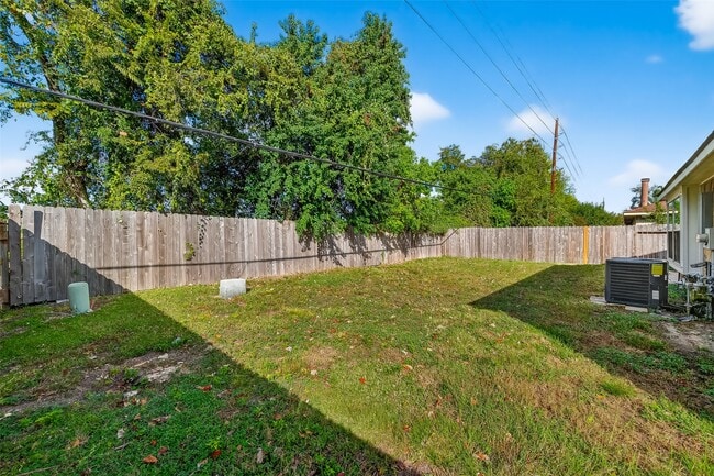 Building Photo - 5530 Oak Falls Dr