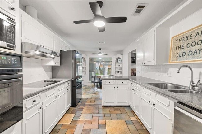 Building Photo - 9503 Castlewood Dr