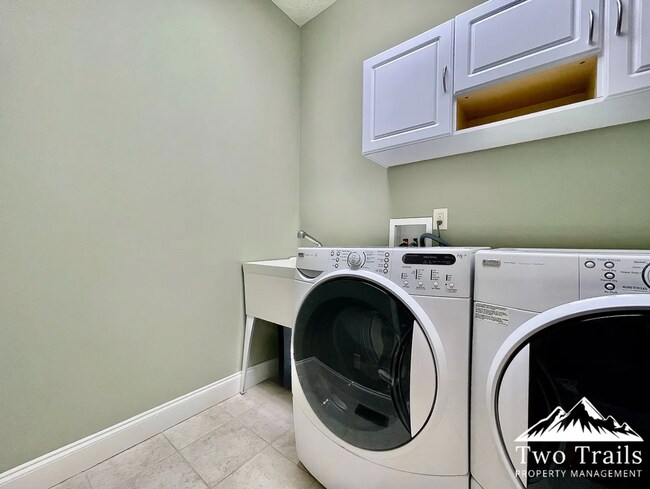 Building Photo - LUXURY MOUNTAIN LIVING IN GATED COMMUNITY