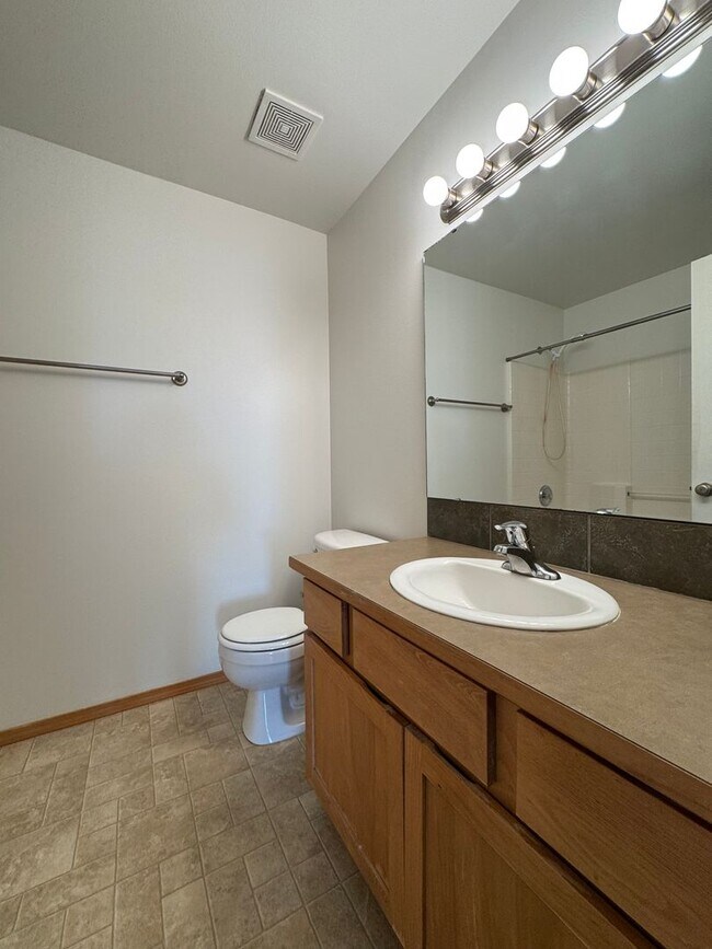 Building Photo - Large 4 Bed Rental in Established Neighborhood