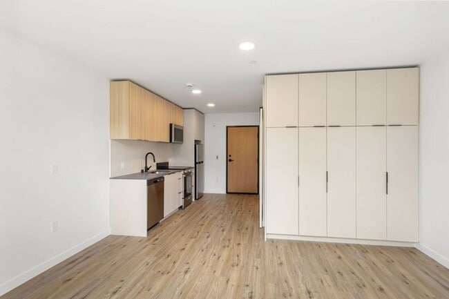 Building Photo - CHRONICLE: Stylish Wallingford Studios wi...