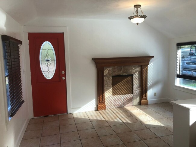 Building Photo - Cute 2 bedroom 1 bathroom farm house!