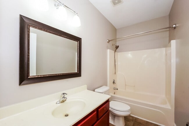 Building Photo - Available now! Lake-area living, 2 Bedroom Apartment