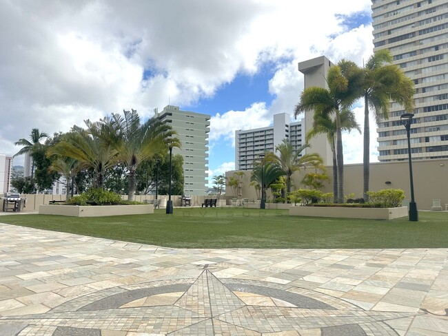 Building Photo - Modern 2-Bedroom with Stunning Honolulu Vi...