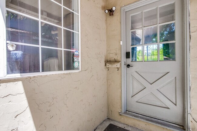 Building Photo - 4000 Rhoda Dr
