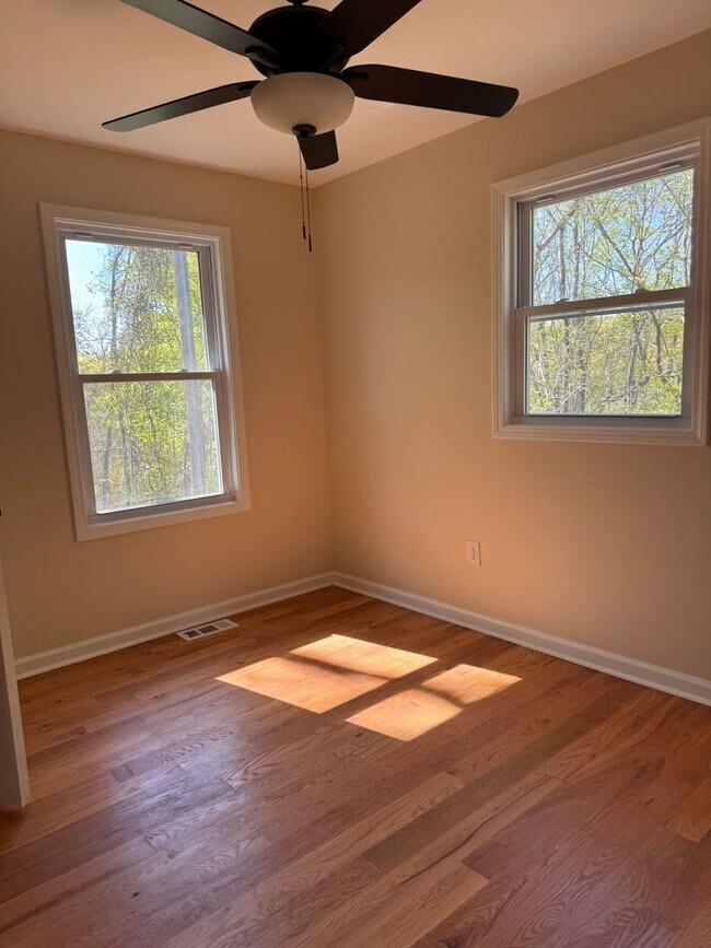 Building Photo - 3 Bedroom || 1 Bathroom - Single Family Home