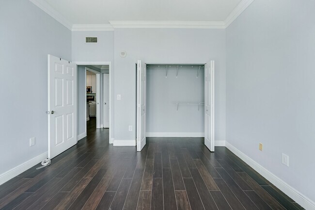 Building Photo - 1155 Brickell Bay Dr