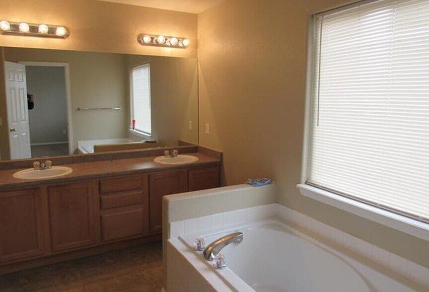 Master bath. - 7334 Pearly Heath Rd