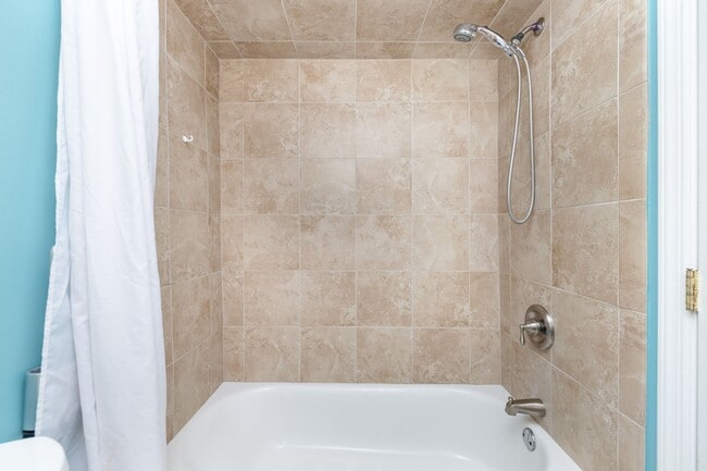 Building Photo - 30 Lakeview Dr