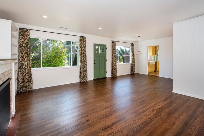 Building Photo - Spacious 3bd/2.5bth Remodeled Mesa Home!