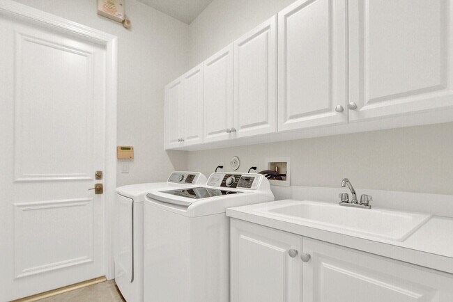 Building Photo - 528 Les Jardin Dr