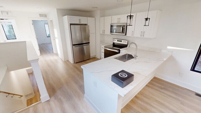 Building Photo - 331 E Ann St