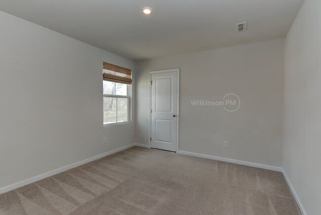 Building Photo - Stunning 4BD/2.5BTH 2-Story Single Family ...