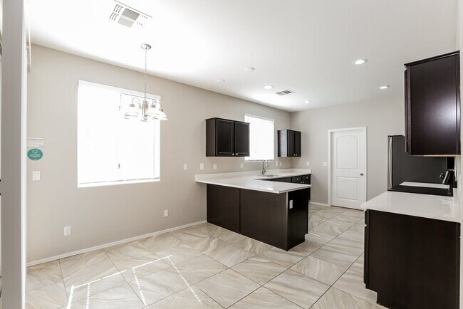 Building Photo - 1735 S Desert View Pl