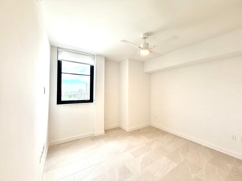 Building Photo - 1910 NW 1st Pl