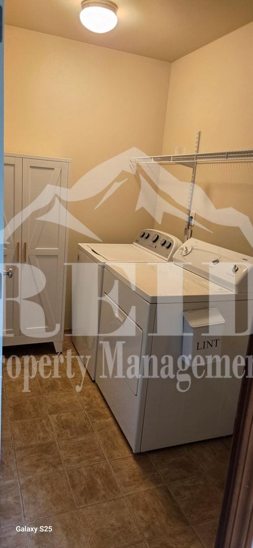 Building Photo - Central Valley Area - 2 Story Townhome 3Bed 2.5Bath