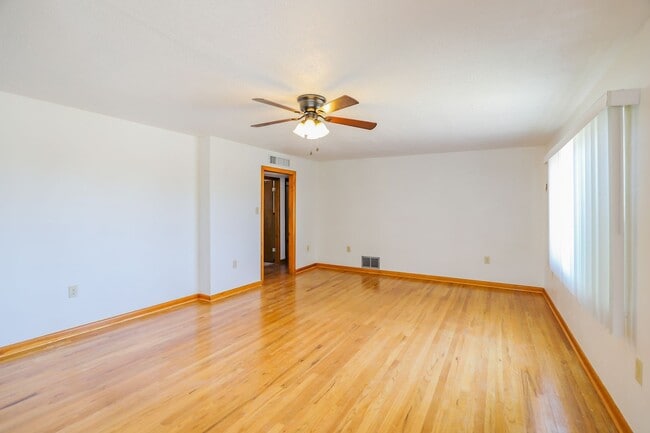 Building Photo - Roomy 3 Bedroom Home with Two Living Spaces