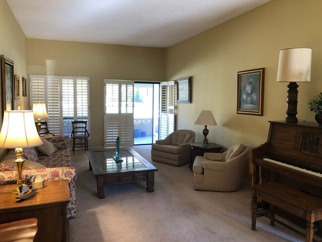 Building Photo - Lovely home with all the comforts of home. Short or Long term furnished term furnished or unfurni...