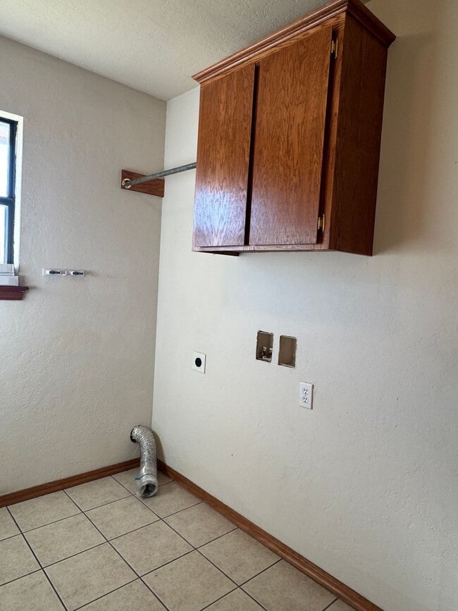 Building Photo - 1916 SW E Ave, Unit B- NOW AVAILABLE!