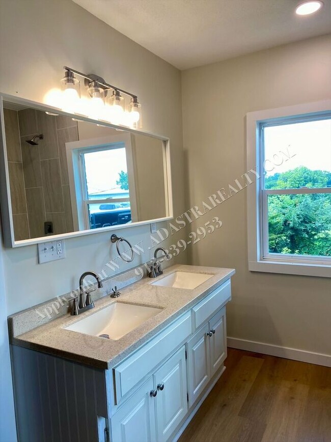Building Photo - Remodeled 3 Bed 1.5 Bath Home in Kansas Ci...