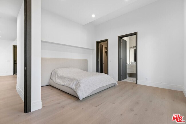 Building Photo - 6380 Meadows Ct