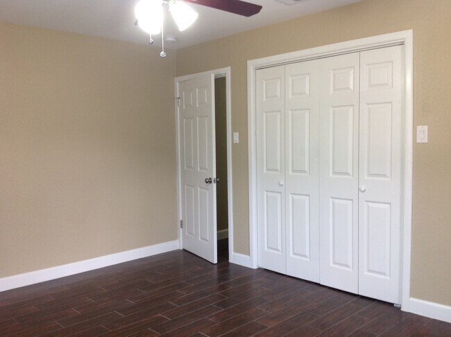 Building Photo - Gorgeous Remodel - North Austin Home!