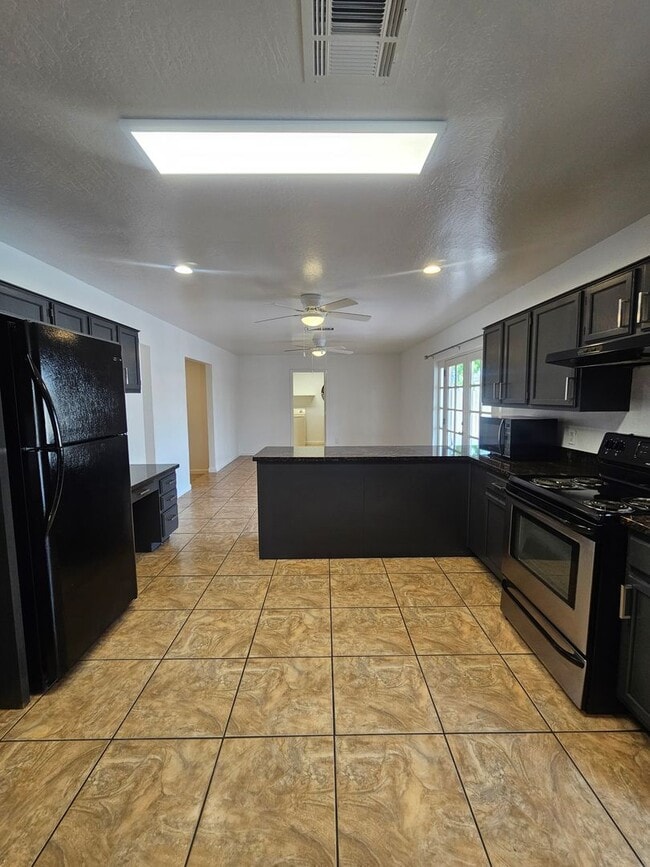 Building Photo - Scottsdale - 5 bedroom, 3 bath - Remodeled...