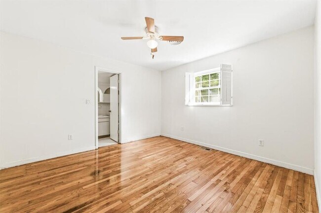 Building Photo - 704 Fort King George Dr