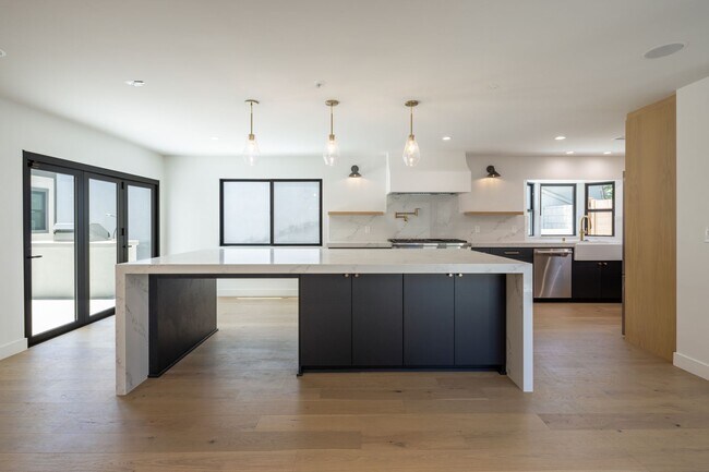 Building Photo - Gorgeous Fully Remodeled 5 Bedroom Home wi...