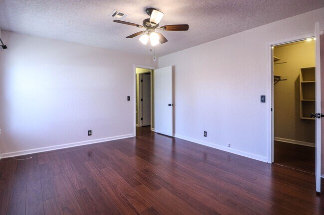 Building Photo - 4 bedroom, 2 1/2 bath, 2 car garage located in the quiet Summit View subdivision.