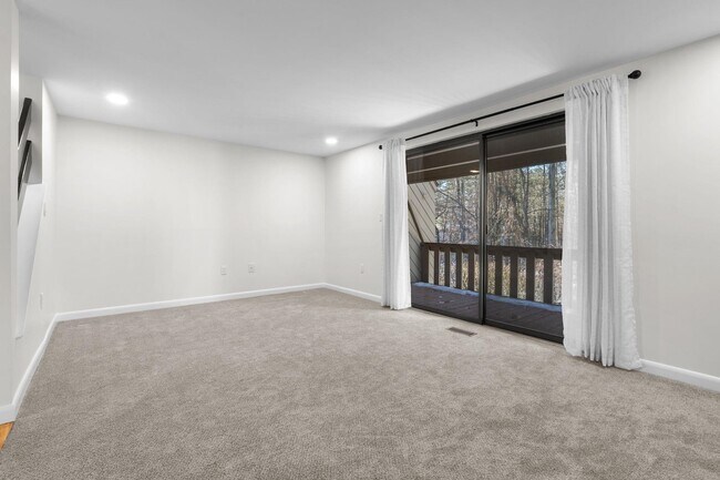 Building Photo - 2 Rockingham Ct