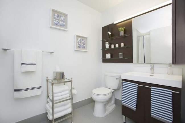 Building Photo - 3 bedroom in LONG ISLAND CITY NY 11101
