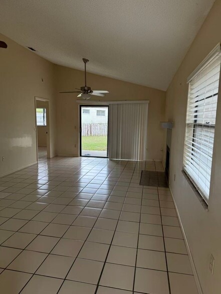 Building Photo - 4370 Sandhurst Dr