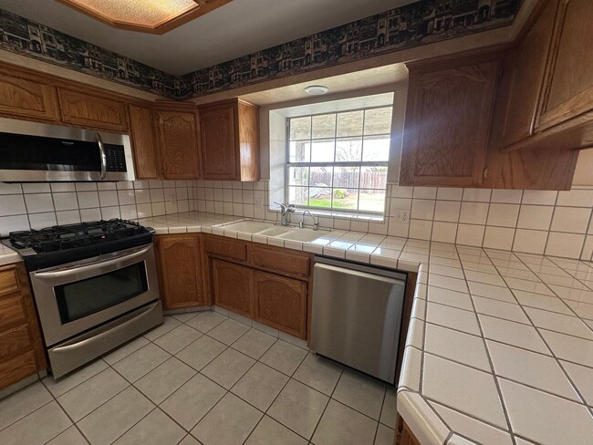 Building Photo - Spacious 4-Bedroom Rental with Pool & Hot ...