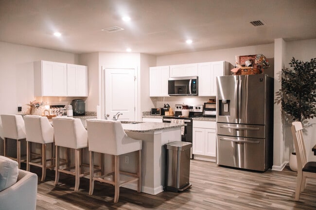 Building Photo - 228 Lockwood Way E