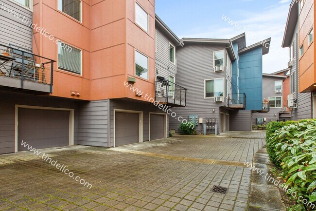 Building Photo - Luxurious 1BR/1BA Condo in Matthew Frank Community - Your Ideal Urban Retreat! (W/S/G included)